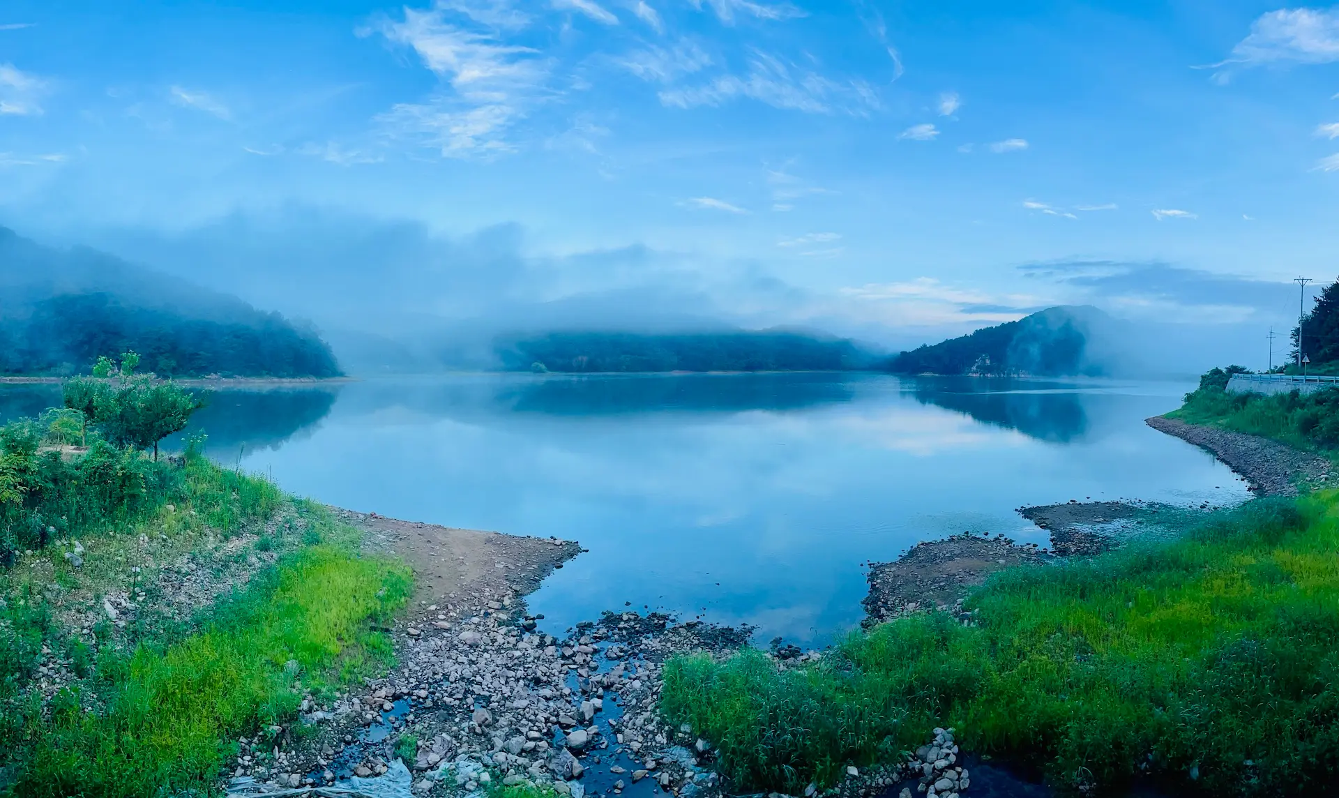 lake-ananda-karnika 아난다 꺼르니까 가까이 자리한 고요한 저수지