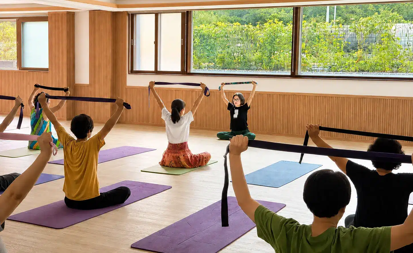 한국 아난다 꺼르니까에서 요가를 수련하는 리트리트 참가자들