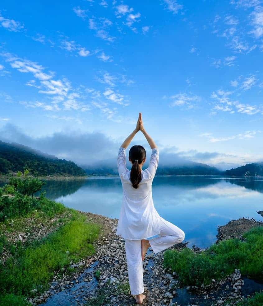 yoga-pose-lake-ananda-karnika 아난다 꺼르니까 저수지 앞에서 요가하는 참가자